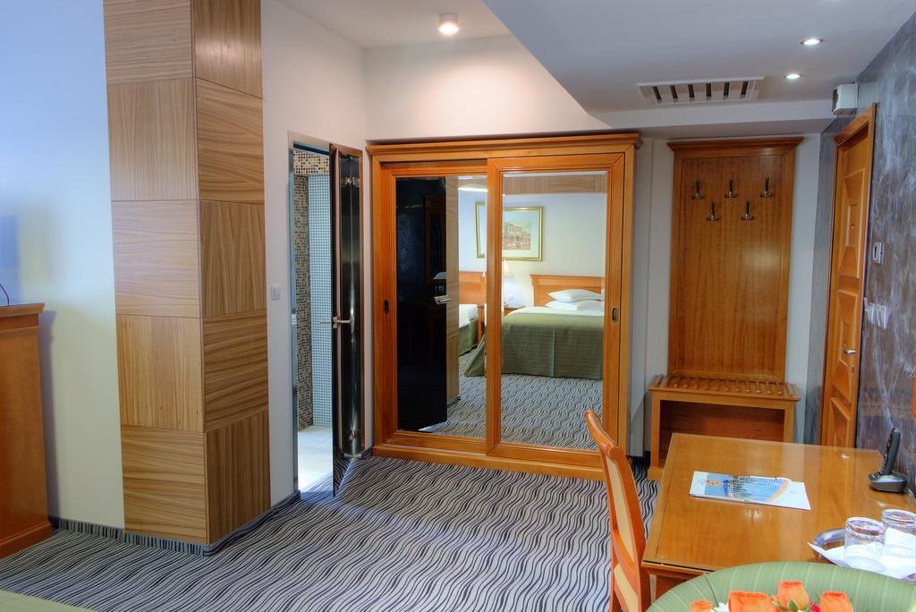 Hotel Oltenia Крайова Екстер'єр фото